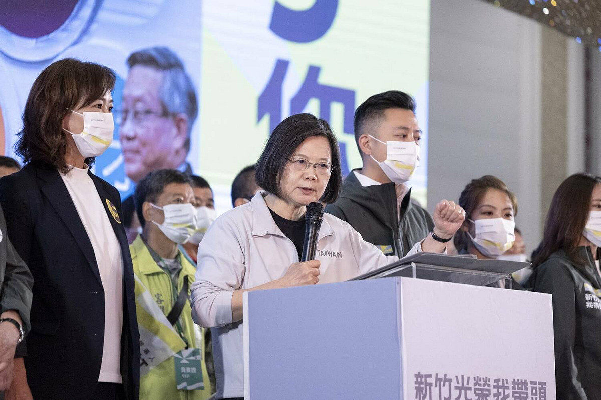 身兼民進黨主席蔡英文（前站講台者）30日幫新竹市長候選人沈慧虹（左）助選。 圖：民進黨提供