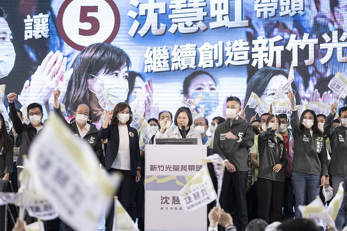 蔡英文（中）在前新竹市長林智堅（前排右）、競總主委／立院黨團總召柯建銘（前排左二）陪同上台，向滿場的支持者拜託，唯一支持5號沈慧虹（前排左三）。 圖：民進黨提供