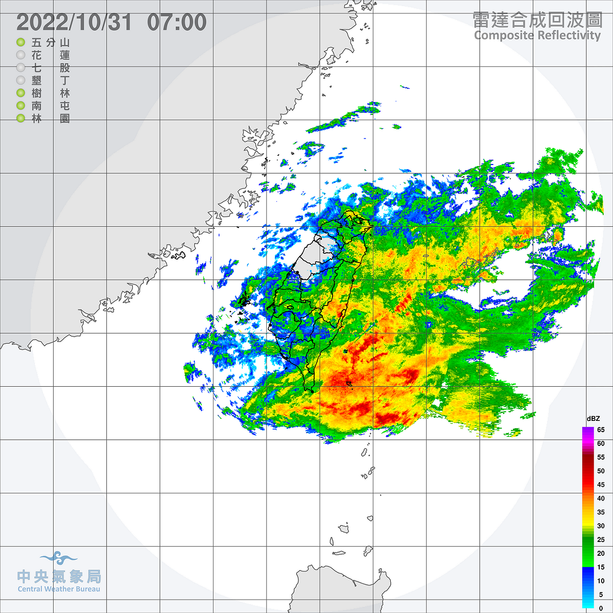 根據氣象局今天上午7時的雷達合成回波圖，除竹苗與台中外，幾乎全台都容易有短延時強降雨，氣象局更針對宜蘭縣發布超大豪雨特報。 圖：中央氣象局/提供