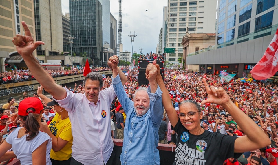 76歲的前巴西總統魯拉（穿藍衣者）以不到2%的差距，贏得總統大選。 圖：翻攝自魯拉臉書