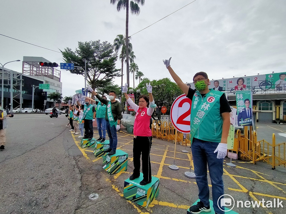 蔡其昌與同黨市議員候選人一早到大里橋頭全面開「站」，向市民朋友問好。 唐復年/攝