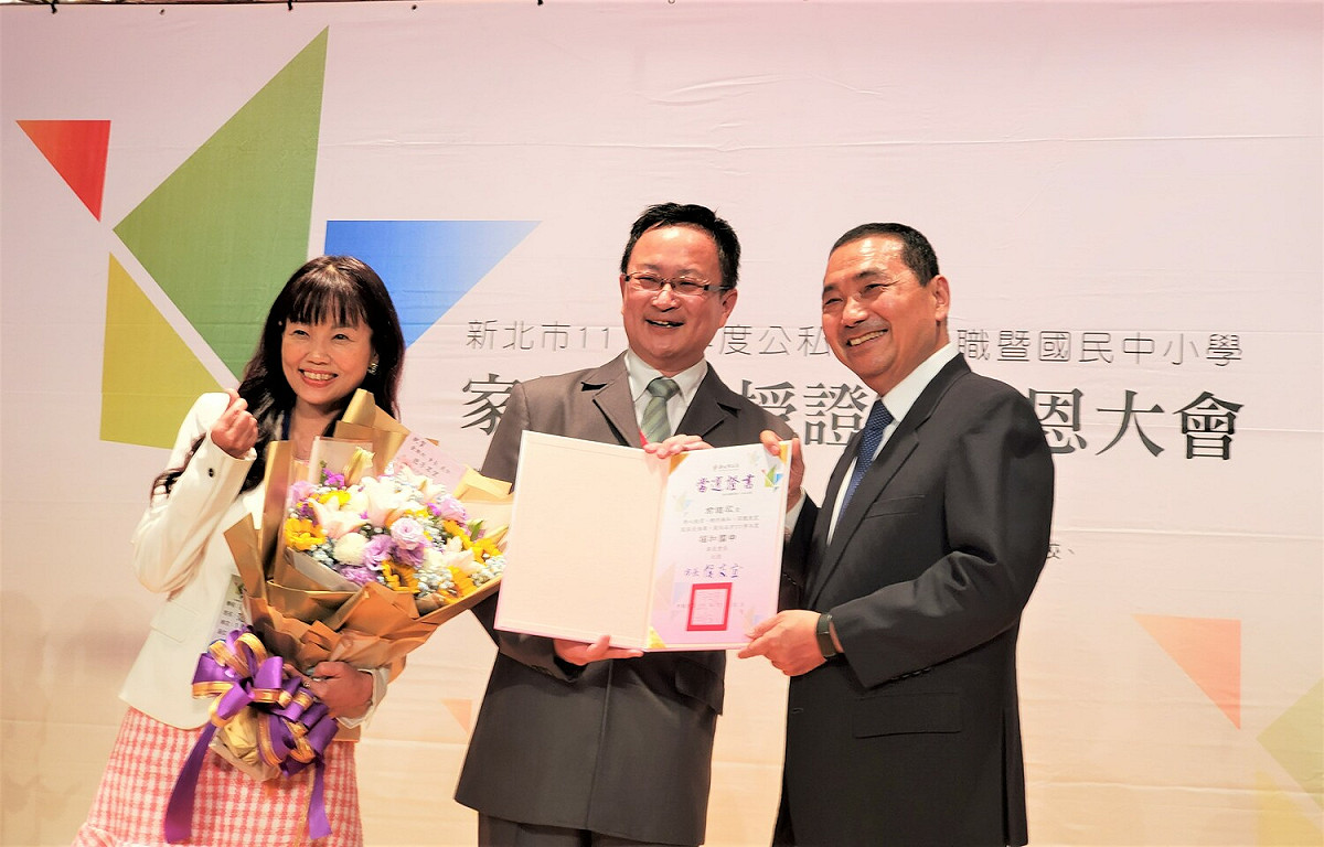 福和國中校長范筱蓉（左1）表示，會長俞維欣（中）用行動支持學生學習、傳遞溫暖到每一位學生。 圖：新北市教育局提供