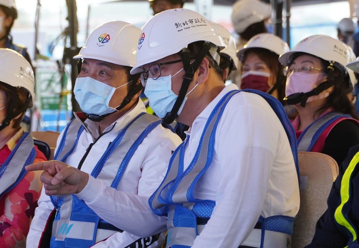 侯友宜與捷運局長李政安意見交換。 圖：新北市捷運局提供