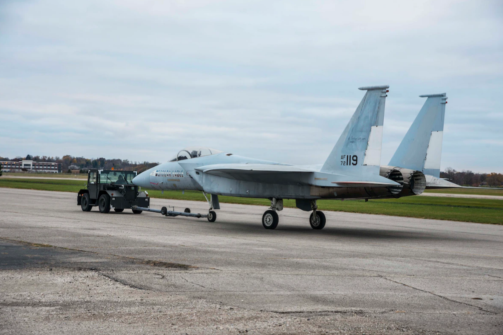 日本嘉手納空軍基地將陸續撤48 架的 F-15戰機。圖為 2016年，F-15戰機從美國空軍倉庫被拖到修復大樓。 圖:翻攝自美國國防部