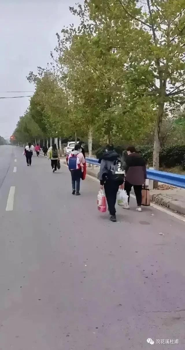 中國河南鄭州疫情大幅擴散，富士康鄭州廠也淪為疫區，由於正值趕工iPhone最繁忙的期間，廠區內增加感染案例激增，不少員工擔心染疫，竟出現逃離潮 圖：翻攝自微信