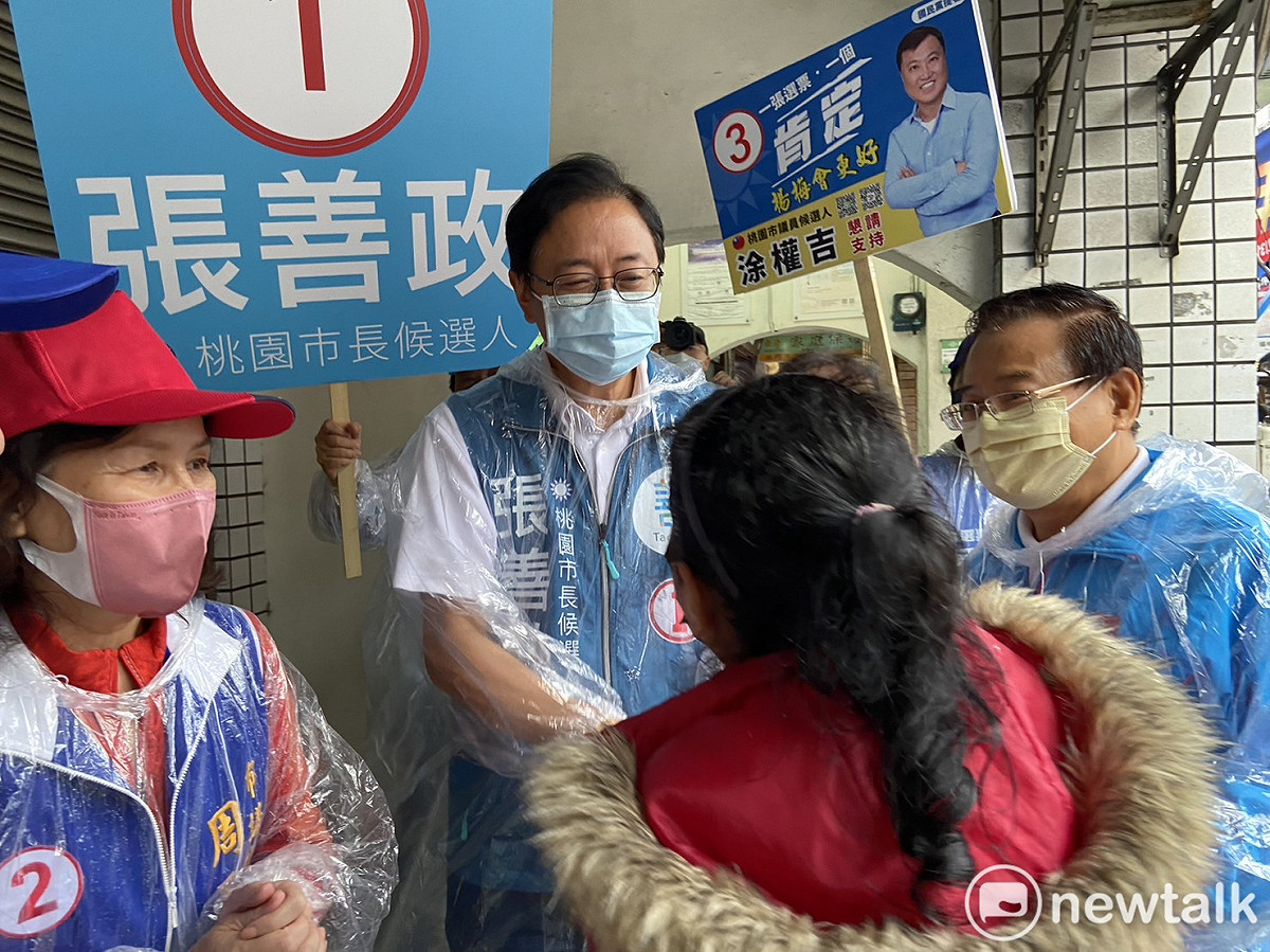 張善政今早在楊梅區徒步掃街向民眾拜票。 圖：林昀真/攝