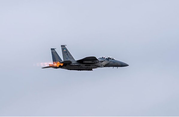 美軍先前派遣的 F-15 戰機目前已經抵達波蘭。  圖 : 翻攝自美國空軍