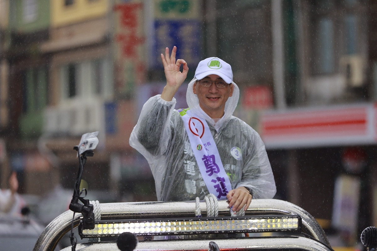 民進黨桃園市長候選人鄭運鵬冒雨進行車隊掃街。 圖：鄭運鵬競辦 / 提供（資料照）