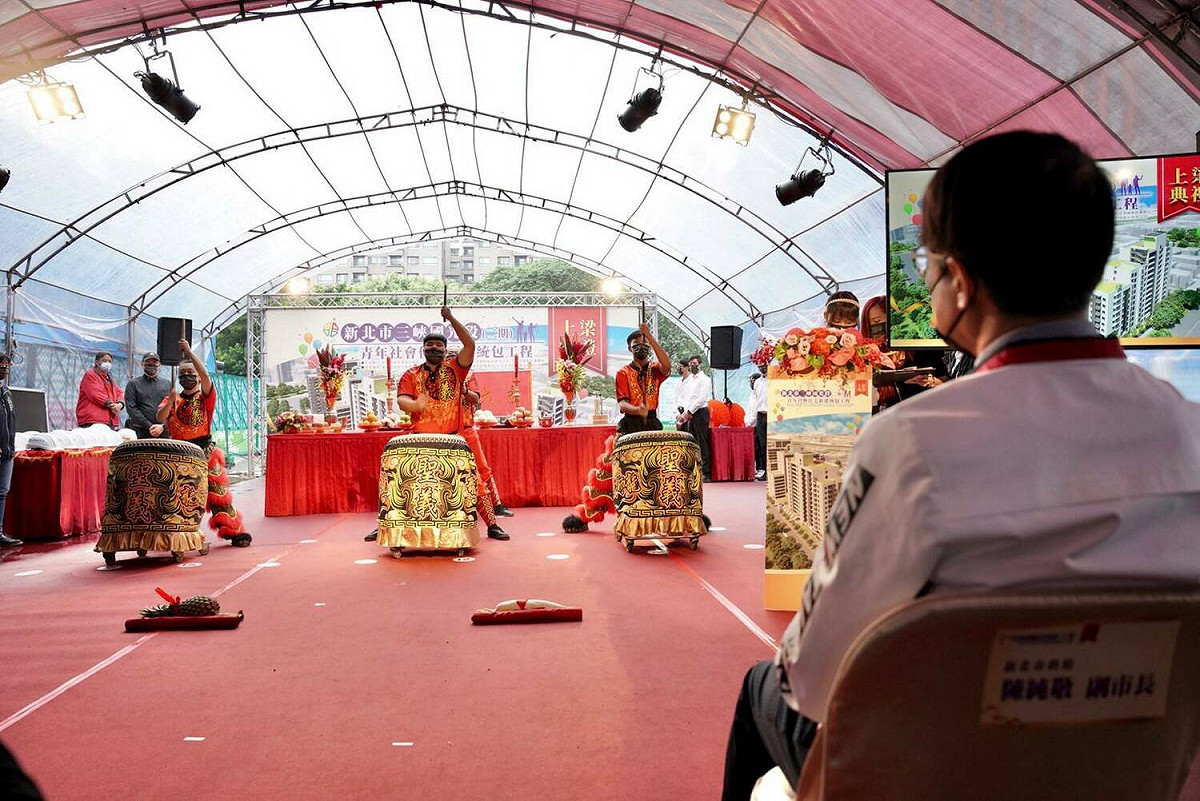 上梁典禮擊鼓表演。 圖：新北市城鄉局提供