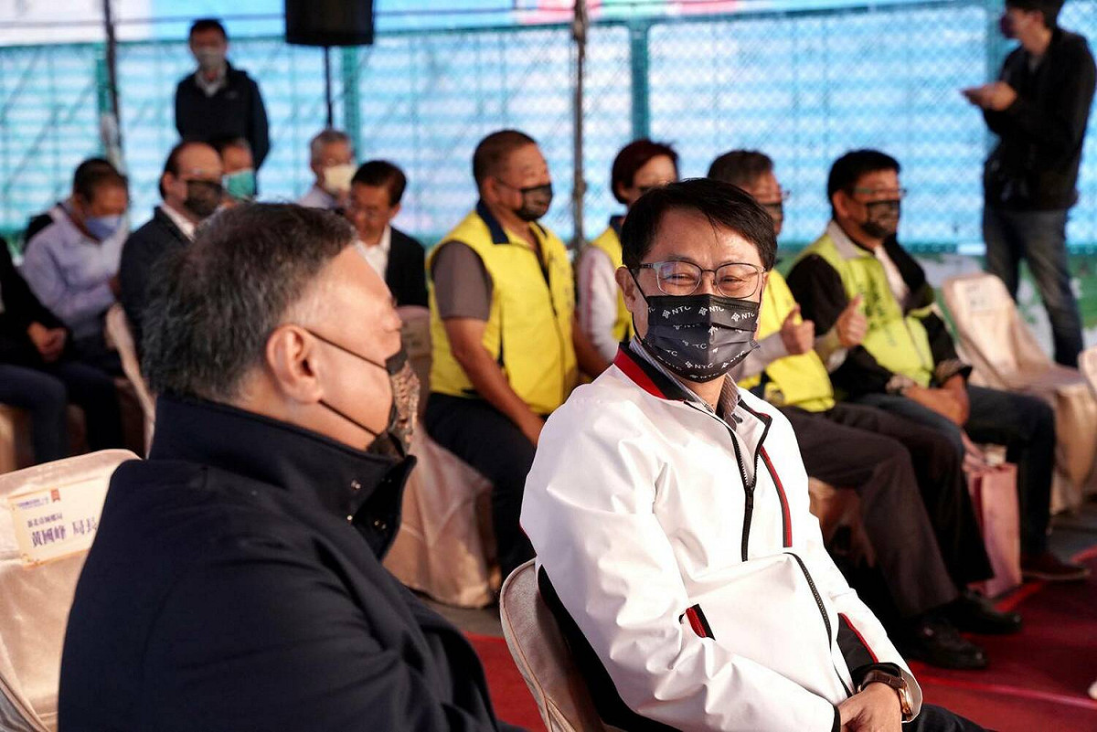 江程金與陳純敬寒暄。 圖：新北市城鄉局提供