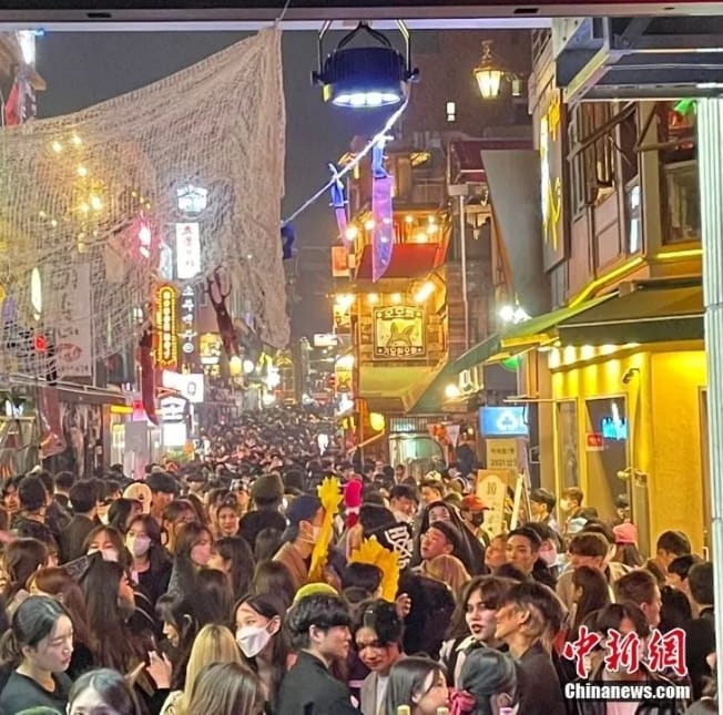 首爾梨泰院踩踏事故發生前，大批的人群擠滿在狹窄的街道上。 圖 : 翻攝自中新網