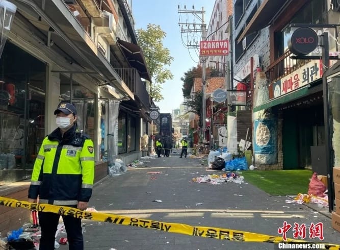 首爾梨泰院發升踩踏事故後，警方封鎖街道展開調查。 圖 : 翻攝自中新網