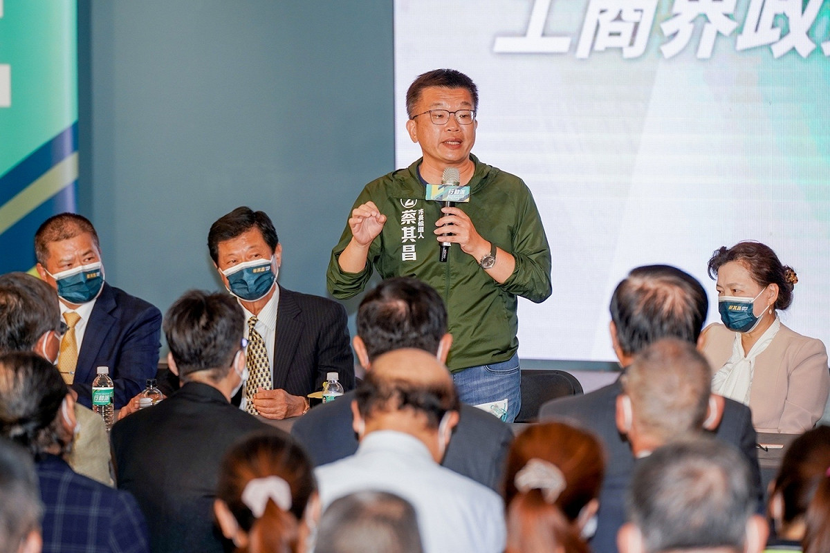 蔡其昌與經濟部長王美花及六大工商團體千人座談時再度提及，「高雄的捷運黃線今天動工，台中已經被超越。」 圖:蔡其昌競選總部/提供