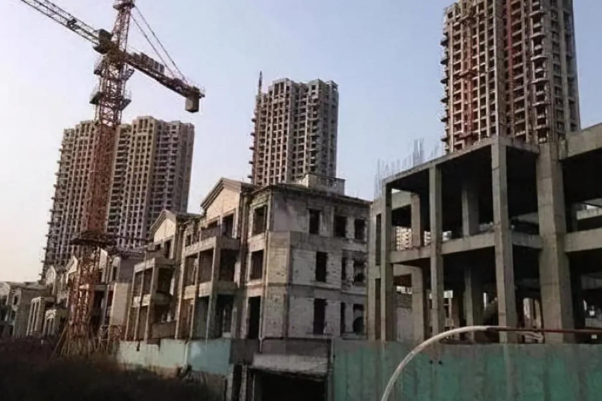 中國秋收之際，房地產市場疲軟，傳統旺季「金九銀十」盛況不再。圖為興建到一半停工的「爛尾樓」。 圖：翻攝陸網/騰訊（資料照）