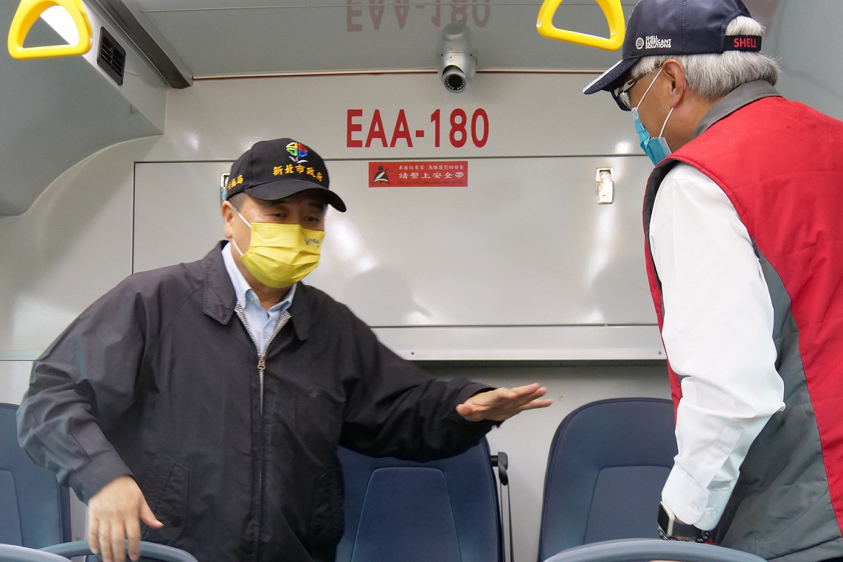 鍾鳴時視察電動公車啟用。 圖：新北市交通局提供