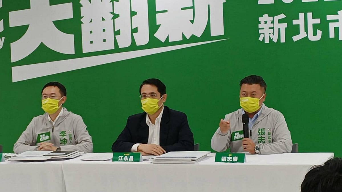 新北市議員張志豪（右）質疑市府興建中和社宅數量。 圖：張志豪提供