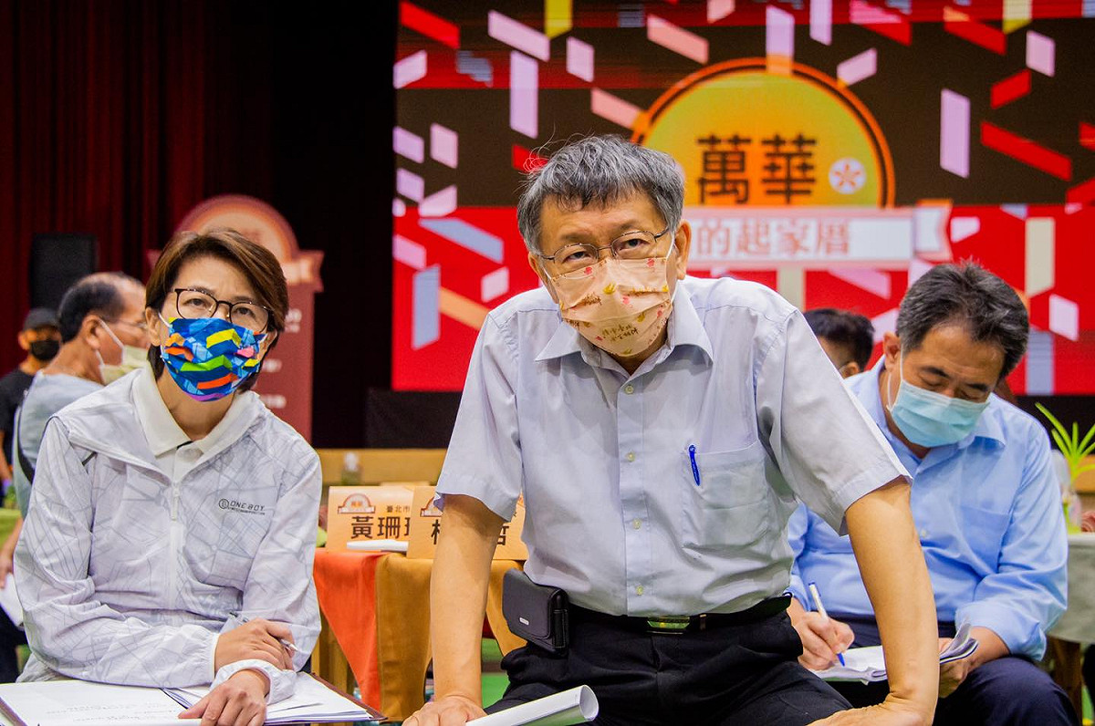 台北市長柯文哲（前排右起）全力拉抬前副市長黃珊珊選情，認為她好感度最高。 圖：翻攝自柯文哲臉書