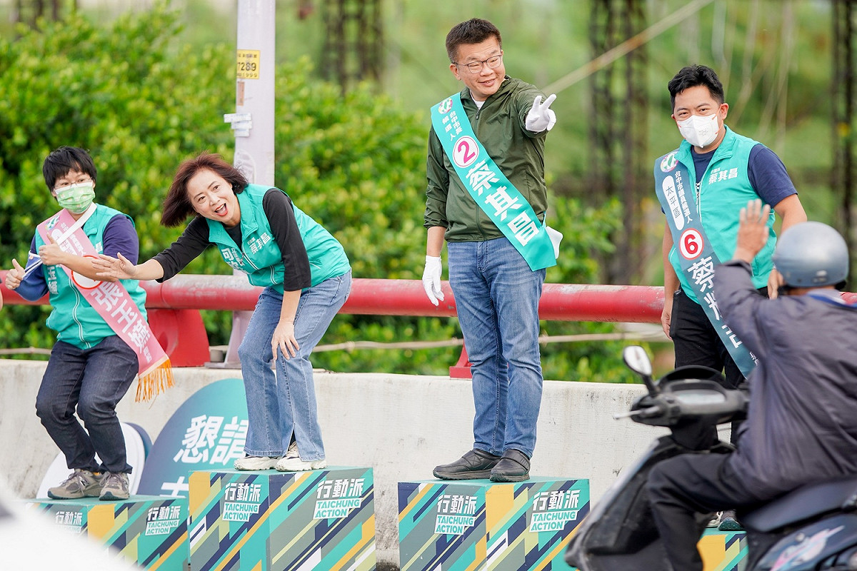 蔡其昌等人今早在太平橋頭向市民問候。 蔡其昌競選總部/提供