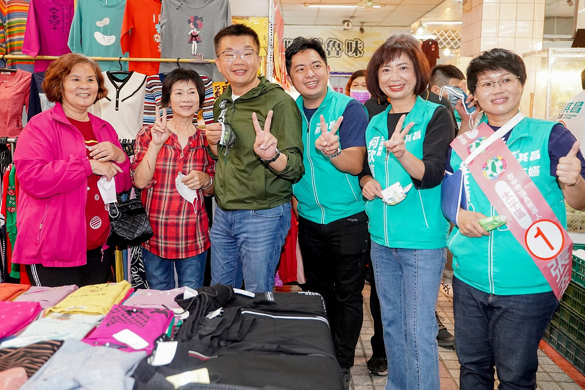 蔡其昌等人到市場拜票受到熱烈歡迎。 蔡其昌競選總部/提供