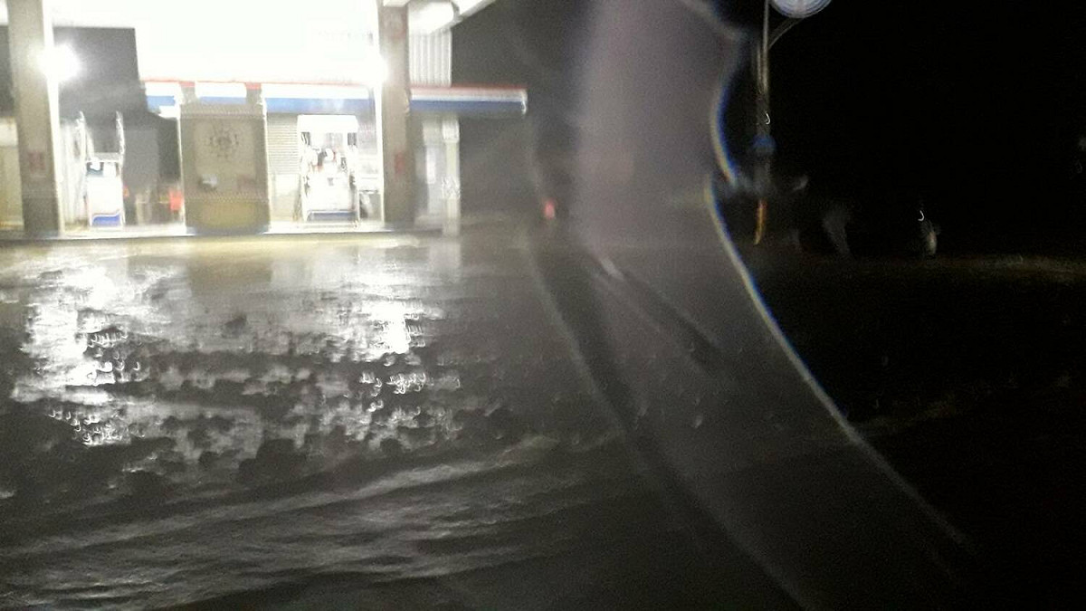 蘭嶼的加油站前、舊公所牌樓前路面積水、土石流。 圖：取自蘭嶼鄉公所臉書