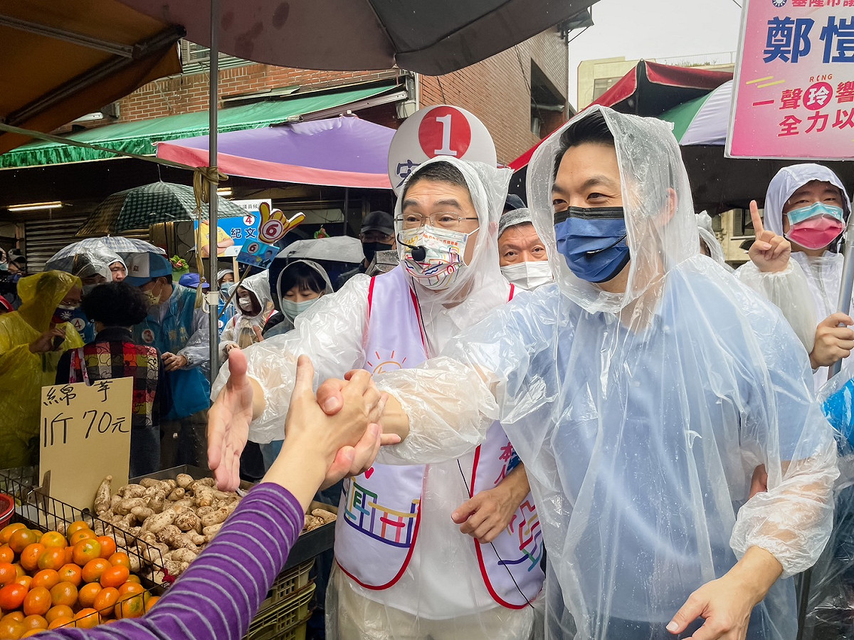 謝國樑（左）找來蔣萬安（右）赴基隆聯合掃街拜票。 圖：謝國樑競選辦公室/提供（資料照）