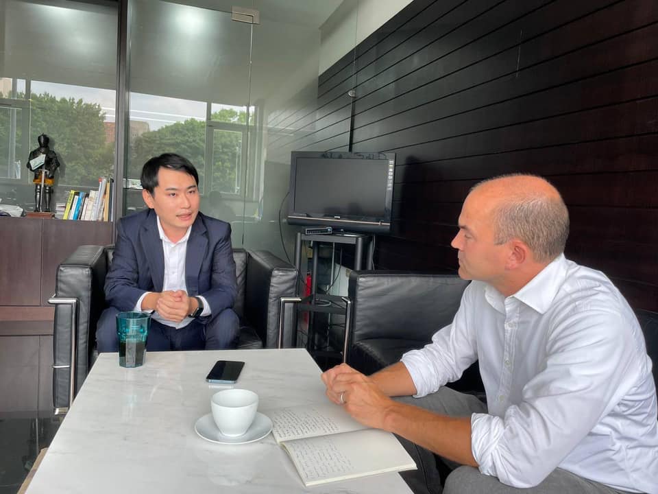 歐巴馬總統任期內的副國家安全顧問羅德斯Ben Rhodes（右）與陳冠廷（左）就近期台海議題意見交換。 圖：台灣世代基金會