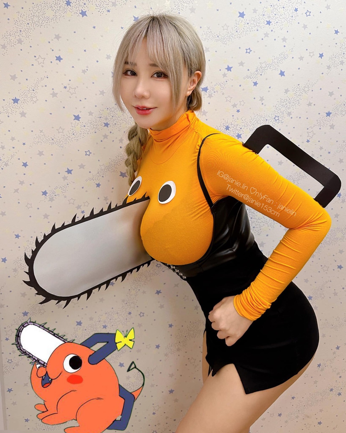 泥泥Cosplay《鏈鋸人》中的「波奇塔」。 圖：翻攝自臉書/泥泥學姐 Janie