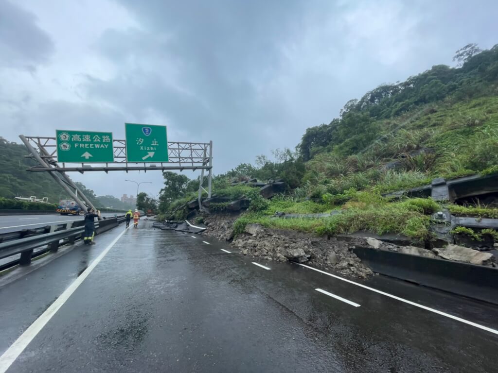 國道一號中山高速公路連接國道三號福爾摩沙高速公路的南下10.1K汐止交流道，今天(1日)上午發生邊坡滑落狀況。 圖：新北市消防局提供