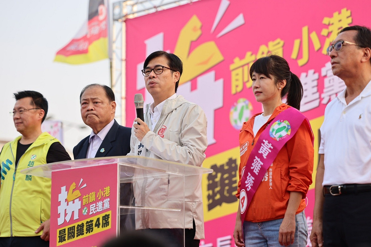 黃雍琇(右二)批柯志恩是「商女不知亡國恨」現代版。 圖：趙天麟服務處提供