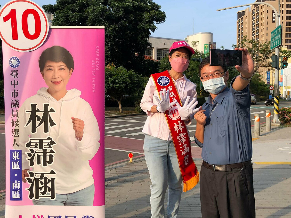 林霈涵站路口已經持續好幾個月，常遇到支持者主動與她合照。  林霈涵競選總部/提供