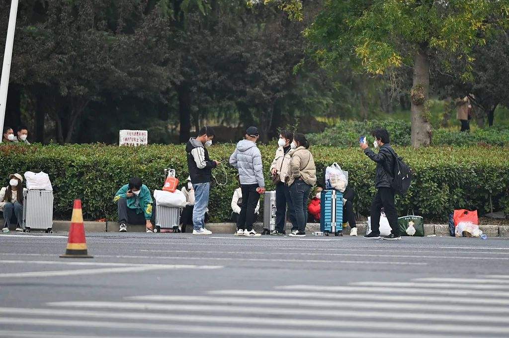 富士康的「逃難式」返鄉員工。 圖：翻攝自視覺中國（資料照）