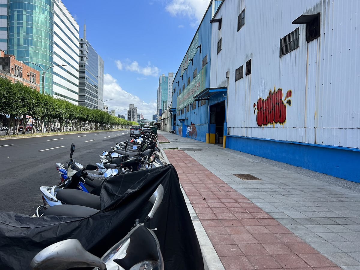 三重光復路人行道改善後大幅提升行人通行空間及安全。 圖：新北市工務局/提供