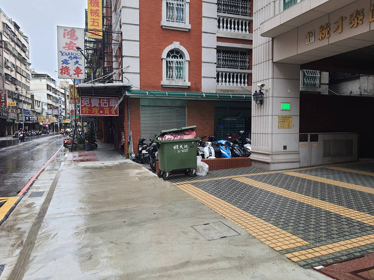 蘆洲民族路人行道改善後將設施遷移至原本路邊停車格間的島式設施帶，讓通行空間更順暢。 圖：新北市工務局/提供