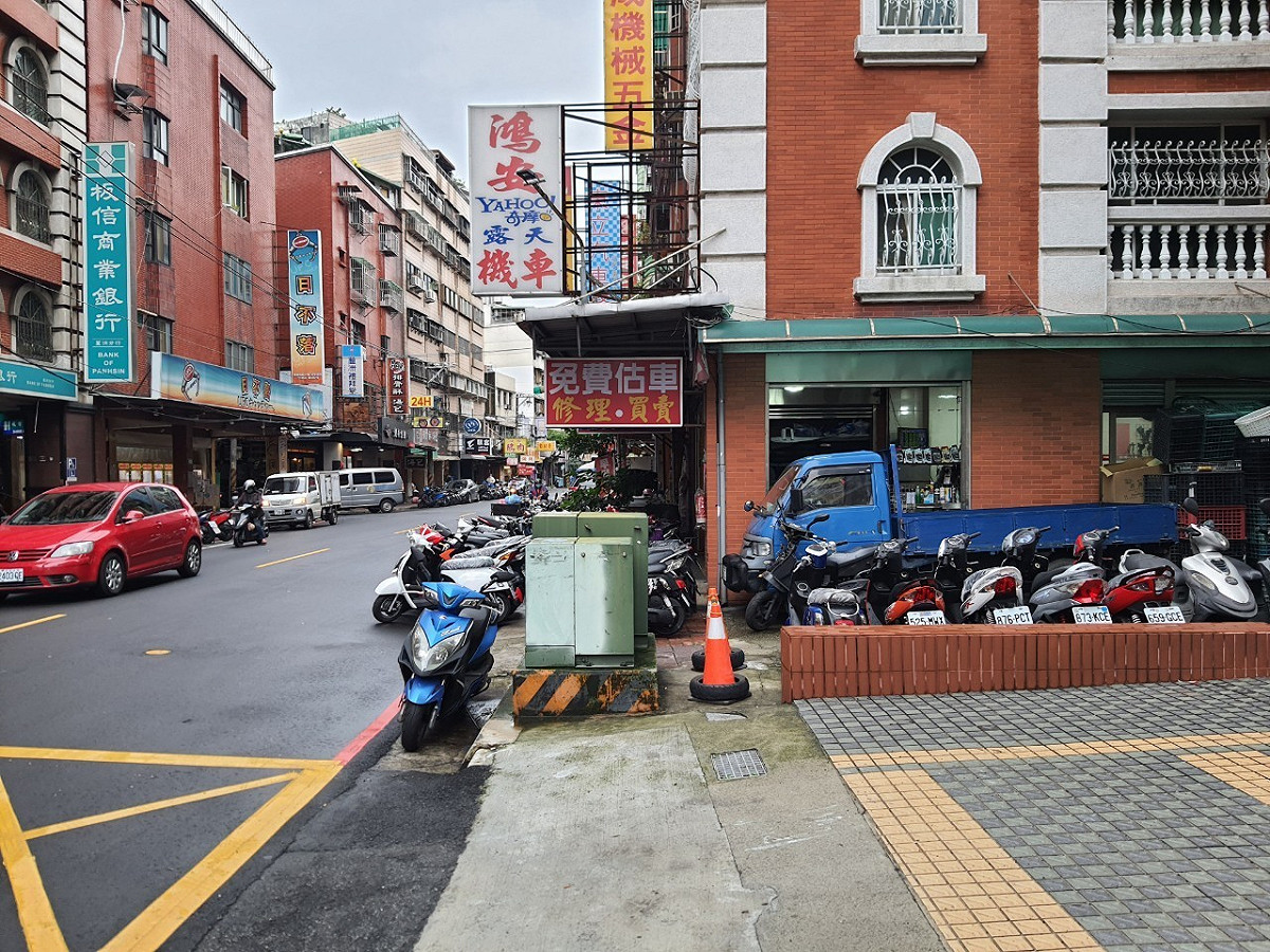 蘆洲民族路人行道原先受電箱及其他公共設施阻斷行人通行空間。 圖：新北市工務局/提供