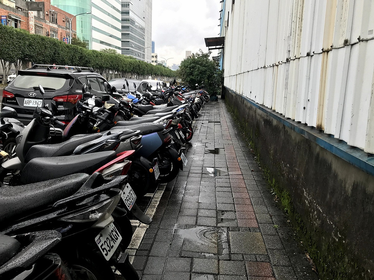 立法院交通委員會今初審「道路交通管理處罰條例」修正草案，恢復可檢舉人行道、行人穿越道等臨時停車和違規停車。 圖：新北市工務局/提供（資料照）