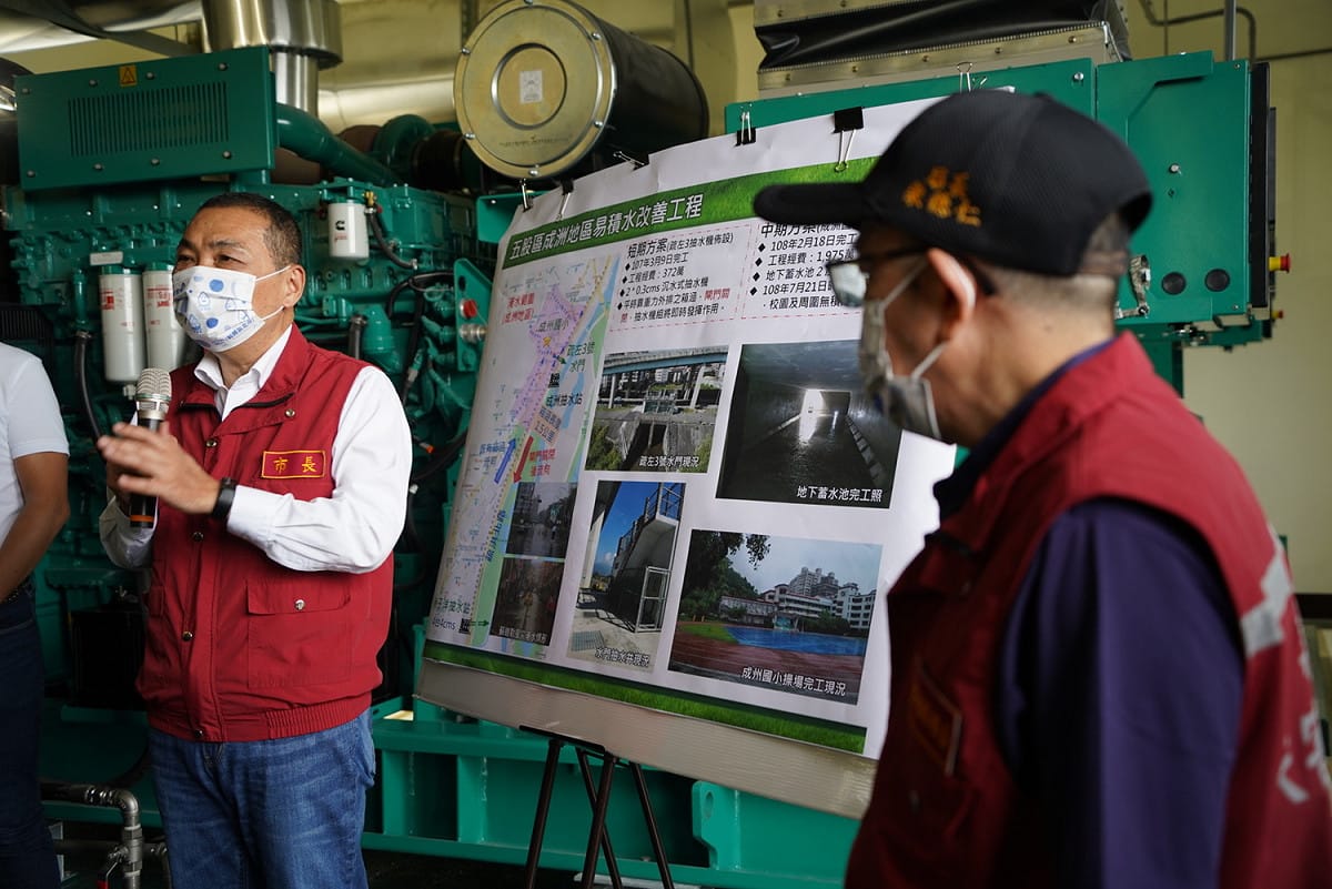 侯友宜表示，市府於108年2月完成五股成洲國小透水保水工程，可有效滯延與消減洪峰，現在成洲抽水站完成，將與洲子洋抽水站聯合操作，確保成洲地區之防洪安全。 圖：新北市水利局/提供