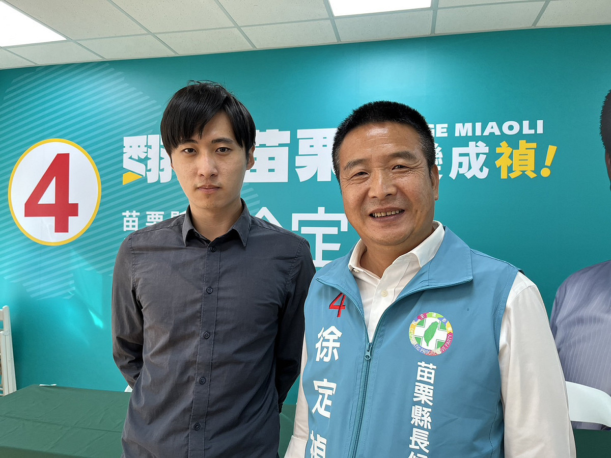 徐定禎（右）反嗆鍾東錦禁不起檢驗，坐等黑道身分「法院認證」，曾玟學（左）則回擊鍾東錦，該告朱立倫和柯文哲。 圖：徐定禎競辧提供