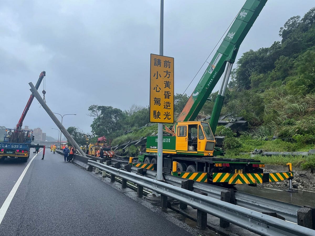 高公局表示，因為最近地震加上連日下雨造成土石鬆動，讓國1該路段發生走山意外。 圖：新北市消防局/提供