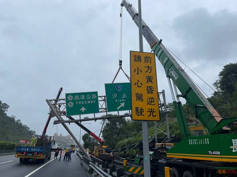 國1汐止南下段的傾斜門架已拆除。 圖：新北市消防局／提供