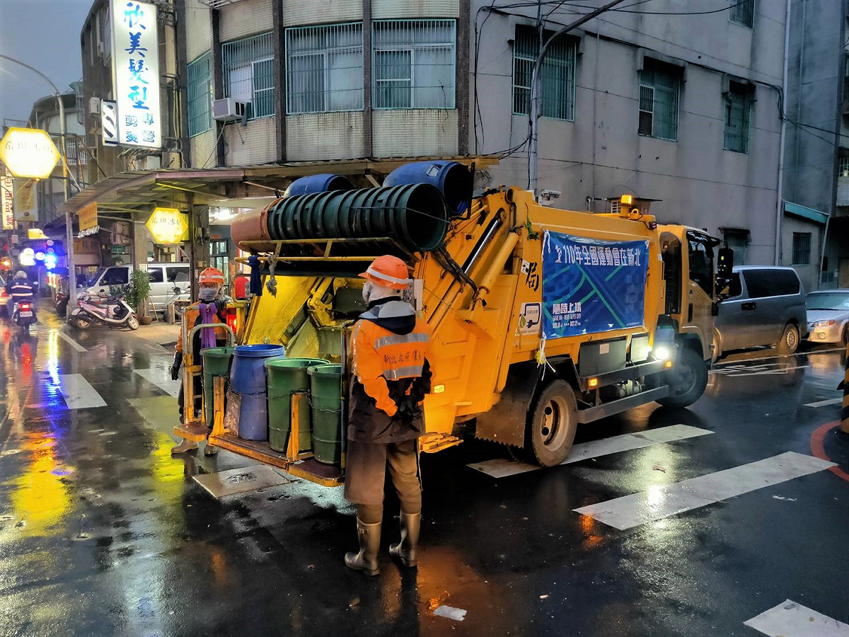 清潔隊員雨天堅守崗位，執行勤務。 圖：新北市環保局/提供