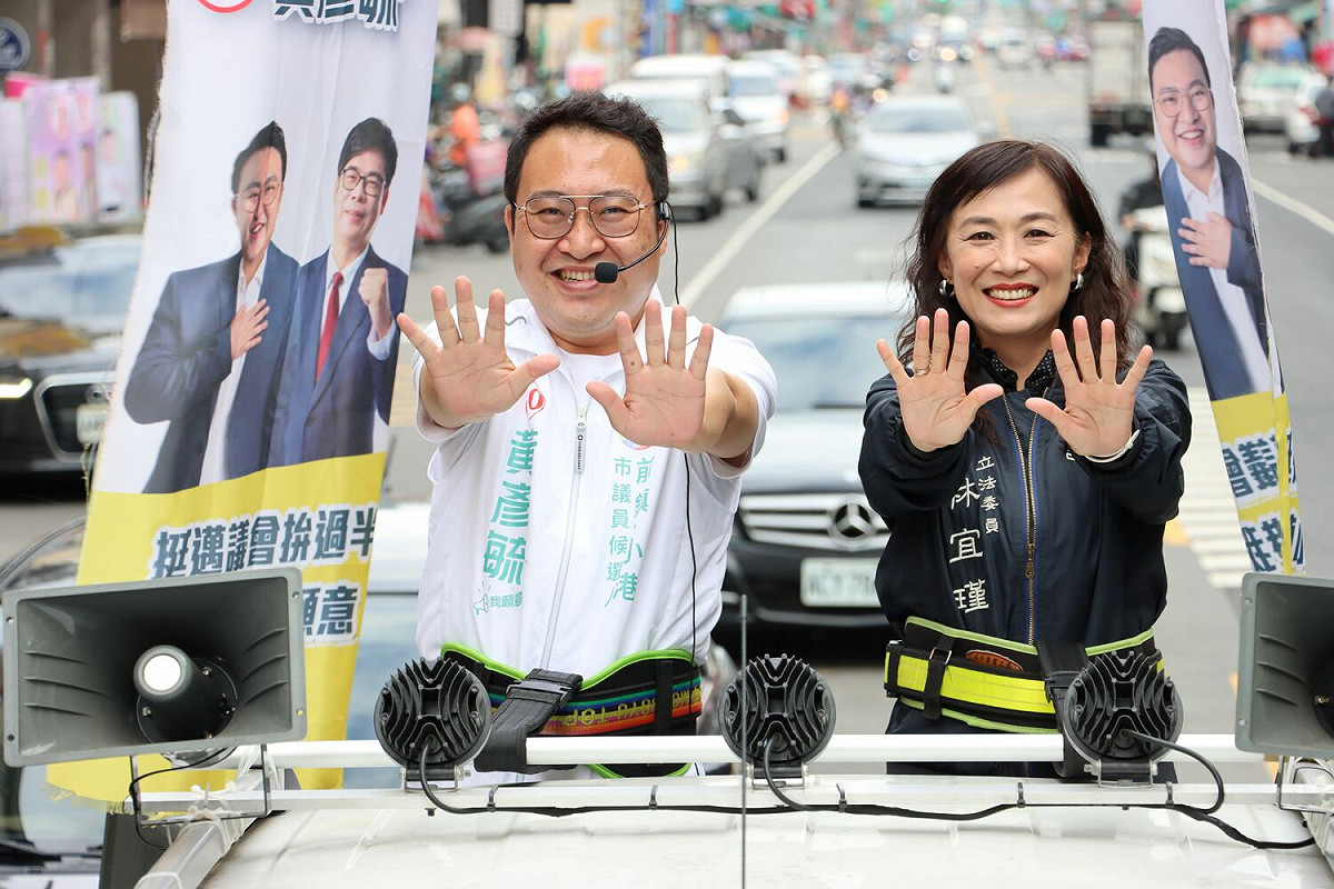 林宜瑾(右)陪同黃彥毓車掃。 圖：黃彥毓提供