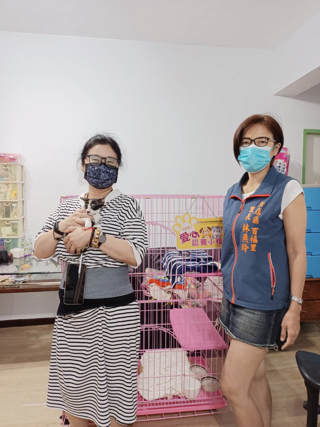 認養人十分喜歡林燕玲照顧的貓。 圖：新北市動保處提供