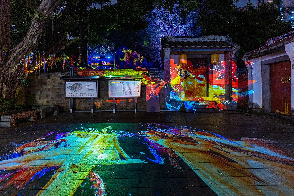 林家花園門口廣場結合光影投影與數位藝術打造瑤池仙境。 圖：新北市文化局提供