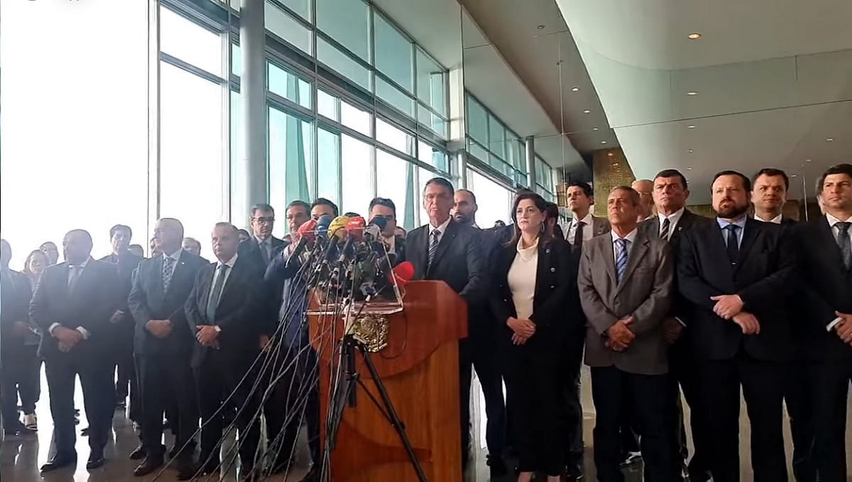 巴西現任總統波索納洛（前排中）在沉默多時後，大陣仗出面發表聲明，卻只有簡短2分鐘，而且完全不回答記者提問。 圖：翻攝自波索納洛臉書影片