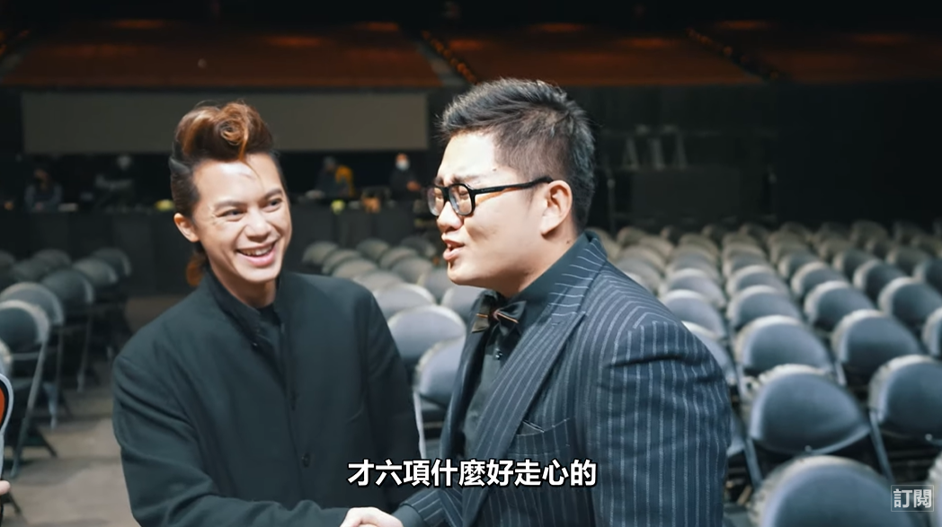 Joeman和槓龜6項的Howhow握手。 圖：翻攝自YouTube/Joeman