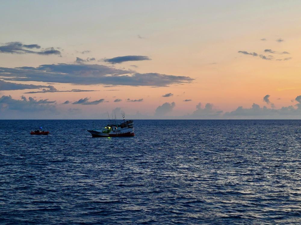 美國海岸警衛隊在南太平洋海域打擊中共漁船非法捕撈活動。 翻攝自United States Coast Guard