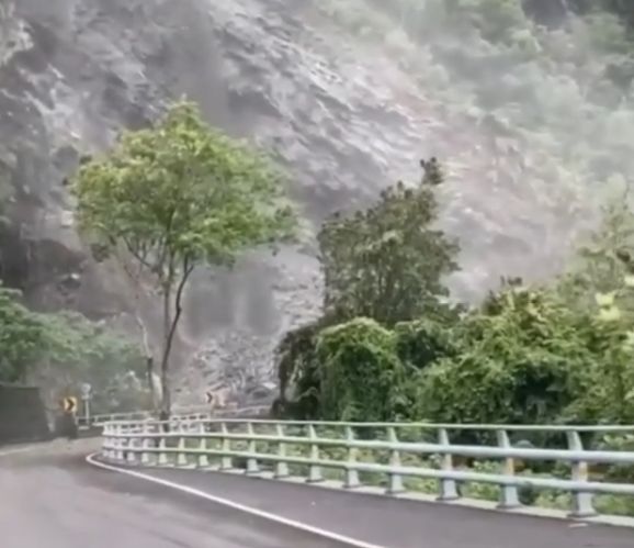 蘇花公路發生大規模坍方，大片石塊與木頭隨泥流傾瀉而下，宛如瀑布一般，觸目驚心。 圖／翻攝記者爆料網
