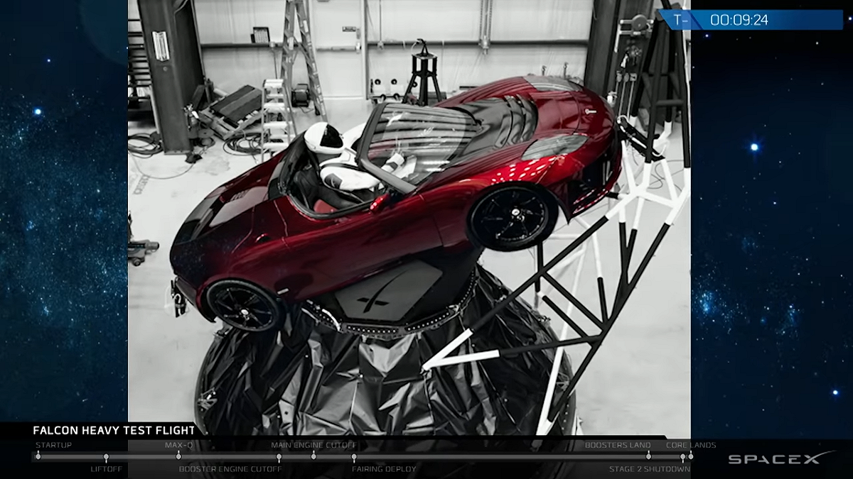 「獵鷹重型火箭（Falcon Heavy）」過去曾搭載跑車上空，成為話題。 圖：翻攝自SpaceX影片