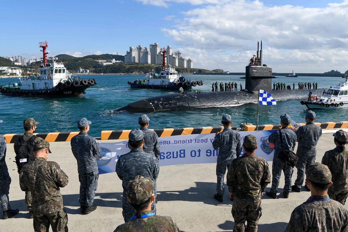 美國海軍「洛杉磯級」核動力攻擊潛艦「基韋斯特號(SSN-722)」10月31日駛入韓國釜山港。 圖：翻攝US NAVY