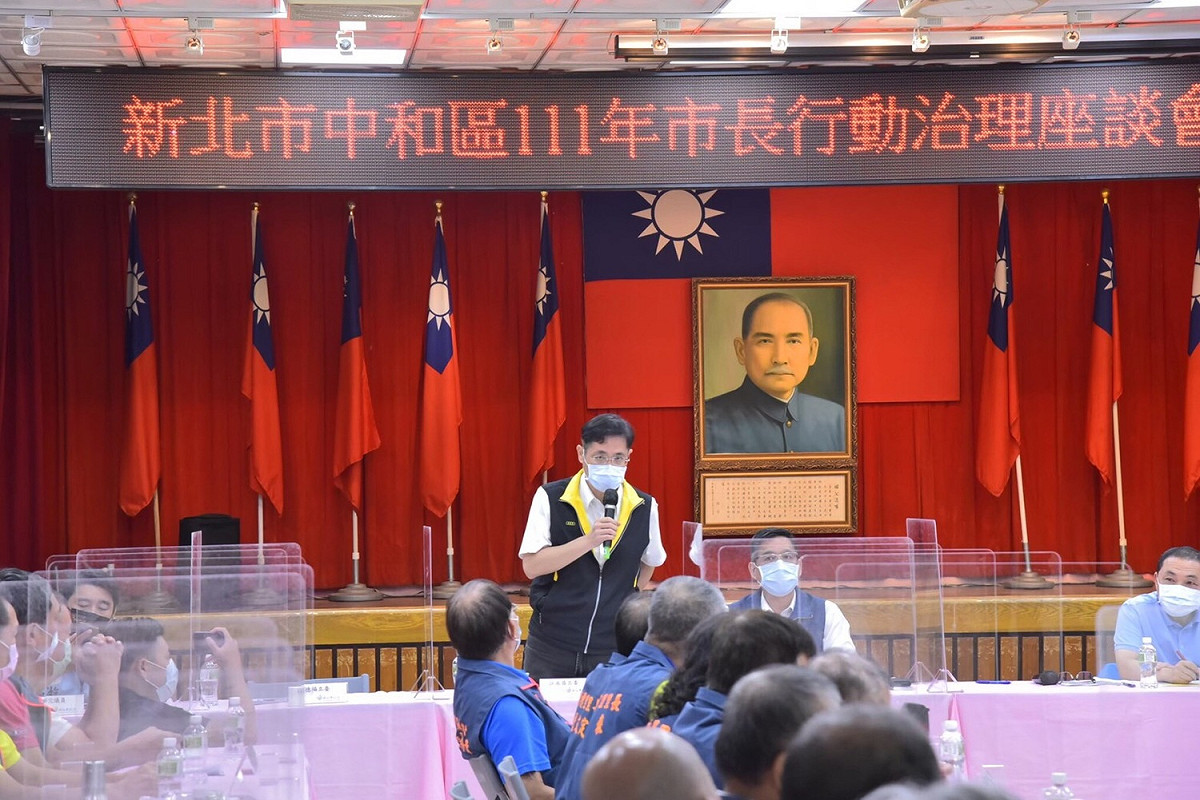 城鄉局提出照片，指今年8月8日的中和區行動治理座談會區長報告中和社宅數量，立委江永昌親自出席，當時並無爭議。 圖：新北市城鄉局提供